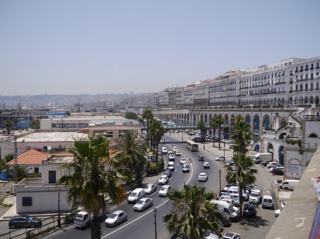 北アフリカのパリと称されるアルジェ<br /><br />海岸沿いから見えるアルジェの街はAlger la Blanche（Algiers the White）と言われ、パリの大通りをあるいているような錯覚さえ覚えるほど美しい。。。<br />地中海を望む美しい街並み、とてもフレンドリーなアルジェリア人<br />そして、なんといっても「カスバ」には大変魅了されました。<br /><br />ここは地の果て アルジェリア♪<br />この後の予定をいくつか変更して滞在を伸ばそうかと検討したくらい、久々に琴線に触れた。<br />