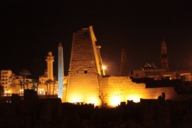 ルクソールのもう一つの見所といえば東岸の神殿群。<br /><br />夜と朝、二つの顔を確かめればもうこれで今回のエジプト旅行はおしまいです。<br /><br />名残はおしいのですが先へ進まねばなりません。