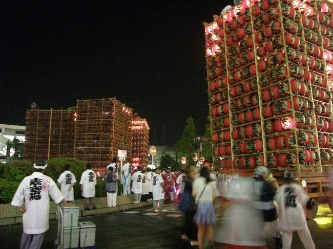 提燈祭り「天王様」は、旧久喜町の鎮守である八雲神社の祭礼で毎年７月１２日から１８日までが祭り期間です。山車は１２日と１８日のみ７つの町内から７台の山車が繰り出され、各町内を引き回します。昼間の山車は神話などから題材をとった人物を飾りつけた人形山車として、夜には４面に約５００個の提燈を飾りつけた提燈山車に早変わりします。「関東一」といわれる提燈山車がぐるぐるし回転したり、車輪を軋ませながら疾走するさまは圧巻です。<br />町内に配布されたチラシから引用しました。<br /><br />昼間は人形山車、夜は提燈山車。<br />同じ山車が昼夜別々の顔を持つ久喜の提燈祭り「天王様」。<br /><br />約５００個余りの提燈を飾り付けた山車が夏の夜空を彩り、見る人を幻想的な世界へと誘います。<br /><br />夜の部ではハプニングが起きました。突然の雷雨に提燈の灯がほとんど消され回復不可能のまま実行されました。<br />そのためこのようなシーンは一度も撮れていないと思います。<br /><br />