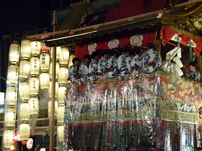 祇園祭 7月1日〜31日まで開催中<br />http://www.kyokanko.or.jp/gion/gyoji.html<br /><br />夜の祇園祭は本当に綺麗で、格別です。<br /><br />PM 19:30頃から、四条烏丸付近に繰り出して見物しました。<br /><br />とにかくものすごい人混みで、人が多い割にはうまく考えて<br /><br />交通整理をしていて意外にスムーズでした。<br /><br />連休最終日という事もあり、多くの人で賑わいを魅せておりました。<br /><br /><br />京都観光パークアンドライド 駐車場案内/京都市都市計画局 歩くまち京都推進室<br />http://www.city.kyoto.jp/tokei/trafficpolicy/kankochi/parkride_other/index.html<br />京都市では,公共交通機関と組み合わせてご利用いただける,パーク&ライド駐車場ご案内しております。大渋滞を避け,彩り豊かな京都をごゆっくりお楽しみください。<br /><br />京都の観光地313件から「車いすで回れる施設」<br />http://kyotoshugakuryoko.jp/walk/list.php?category=車いすで回れる施設<br /><br />京都のバリアフリー観光・旅行 <br />http://www.facebook.com/wonderfulcare