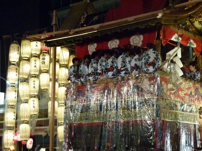 祇園祭　7月1日〜31日まで開催中<br />http://www.kyokanko.or.jp/gion/gyoji.html<br /><br />夜の祇園祭は本当に綺麗で、格別です。<br /><br />PM 19:30頃から、四条烏丸付近に繰り出して見物しました。<br /><br />とにかくものすごい人混みで、人が多い割にはうまく考えて<br /><br />交通整理をしていて意外にスムーズでした。<br /><br />連休最終日という事もあり、多くの人で賑わいを魅せておりました。<br /><br /><br />京都観光パークアンドライド　駐車場案内／京都市都市計画局　歩くまち京都推進室<br />http://www.city.kyoto.jp/tokei/trafficpolicy/kankochi/parkride_other/index.html<br />京都市では，公共交通機関と組み合わせてご利用いただける，パーク＆ライド駐車場ご案内しております。大渋滞を避け，彩り豊かな京都をごゆっくりお楽しみください。<br /><br />京都の観光地313件から「車いすで回れる施設」<br />http://kyotoshugakuryoko.jp/walk/list.php?category=車いすで回れる施設<br /><br />京都のバリアフリー観光・旅行　　<br />http://www.facebook.com/wonderfulcare