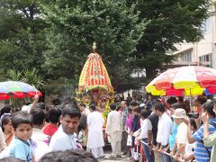 お散歩：川崎小学校でインドの祭り