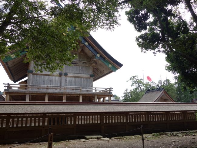 平成の大遷宮がなった出雲大社へ。神饌朝食をいただいて（島根の旅前半）いよいよ出雲大社へ<br /><br />・北島家<br />・古代出雲歴史博物館<br />・出雲大社<br />・一畑電車<br /><br />表紙写真は、出雲大社本殿の後ろから、神楽殿前の国旗を見る。