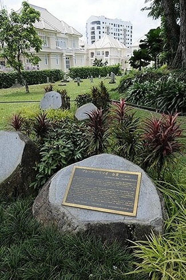 山崎朋子氏の著書『サンダカン八番娼館』やその続編の『サンダカンの墓』を学生時代に読んだSUR SHANGHAIが、実際にマレーシアのボルネオ島にあるサンダカンの町を訪れたのは2008年。<br /><br />その『サンダカンの墓』の中には、『シンガポール花街の跡』という章もあるので、いつかシンガポールの日本人墓地に加えて、その花街の跡へも行っておきたいと思っていた…。<br /><br />シンガポールへはちょくちょく行くのに、やっと縁が繋がったのは2011年。<br />旦那とも連れ立って行ってみた時の様子を記録しておこうと思います。<br /><br /><br />●注: タイトルに出ている≪ステレツ≫と言う言葉は、英語のSTREETが訛ったもの。<br />とは言っても、単に≪街路≫を意味しているのではなく、シンガポールにからゆきさんの花街があった頃の≪花街≫や、その界隈を暗示していたのだそうです。<br /><br /><br />表紙の画像は、からゆきさんを含む日本の方々の墓碑以外に、故人の記念碑も数多いシンガポール日本人墓地公園の一画。<br />画像手前の碑は、マレーの盗賊団を率いていたハリマオ(谷豊)の記念碑。これは墓碑ではありません。