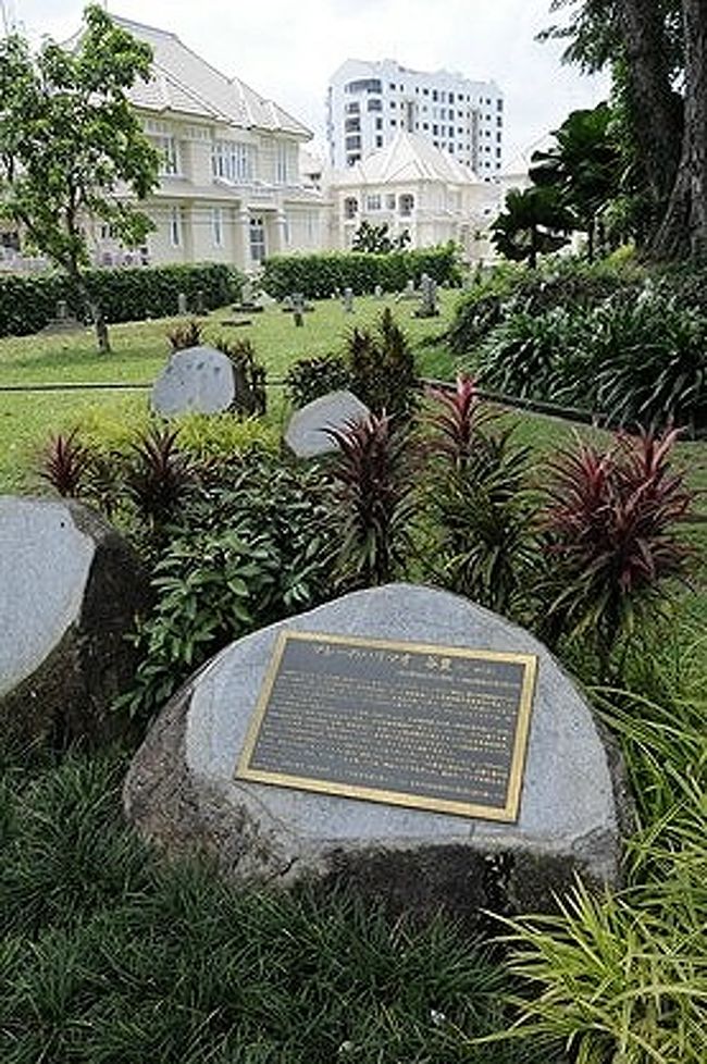 山崎朋子氏の著書『サンダカン八番娼館』やその続編の『サンダカンの墓』を学生時代に読んだSUR SHANGHAIが、実際にマレーシアのボルネオ島にあるサンダカンの町を訪れたのは２００８年。<br /><br />その『サンダカンの墓』の中には、『シンガポール花街の跡』という章もあるので、いつかシンガポールの日本人墓地に加えて、その花街の跡へも行っておきたいと思っていた…。<br /><br />シンガポールへはちょくちょく行くのに、やっと縁が繋がったのは２０１１年。<br />旦那とも連れ立って行ってみた時の様子を記録しておこうと思います。<br /><br /><br />●注：　タイトルに出ている≪ステレツ≫と言う言葉は、英語のSTREETが訛ったもの。<br />とは言っても、単に≪街路≫を意味しているのではなく、シンガポールにからゆきさんの花街があった頃の≪花街≫や、その界隈を暗示していたのだそうです。<br /><br /><br />表紙の画像は、からゆきさんを含む日本の方々の墓碑以外に、故人の記念碑も数多いシンガポール日本人墓地公園の一画。<br />画像手前の碑は、マレーの盗賊団を率いていたハリマオ（谷豊）の記念碑。これは墓碑ではありません。