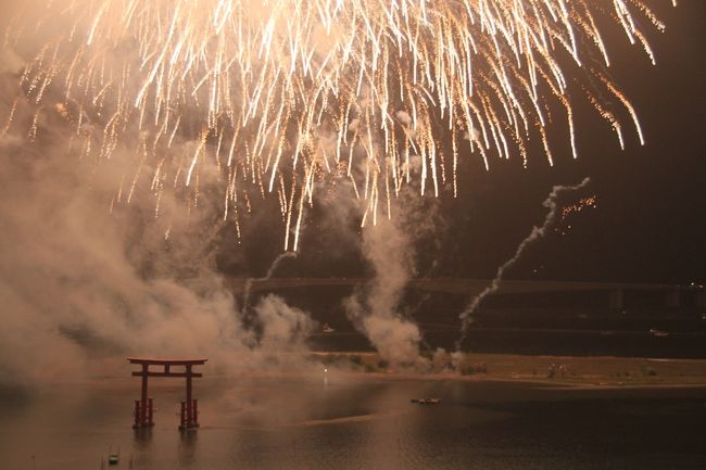 弁天島にマンションがあるため、<br />子供の頃は毎年楽しみにしていた弁天島の花火大会。<br /><br />なんと50回を迎える今年で最後だそうで…<br />ちょうど実家に帰る用事があったので<br />家族で弁天島の花火を見てきました。<br /><br />ここの花火大会は、花火が上がるたびに<br />海の中から顔を出している鳥居が<br />ぼうっと浮かび上がってとても幻想的。<br /><br />最終回だったこの日は、雲がかなり厚かったためか<br />花火が雲に隠れて見えない場面が多々あって残念でしたが、<br />懐かしさと寂しさとわくわくとドキドキ…の花火大会で<br />行けてよかったと思いました。<br /><br /><br />★★　日本へ！旅行記　7/4〜7/11　★★<br />1★セントレア★フライト遅延でドキドキ一人旅のはじまり？<br />http://4travel.jp/traveler/blue_tropical_fish/album/10791663/<br /><br />2★名古屋★名古屋城を大満喫？おもてなし武将隊見たよ〜<br />http://4travel.jp/traveler/blue_tropical_fish/album/10791829/<br /><br />3★浜松★今年で最後の弁天島花火大会へ！<br />http://4travel.jp/traveler/blue_tropical_fish/album/10793118/<br /><br />4★掛川★掛川城見に！〜掛川プチトリップ前半〜<br />http://4travel.jp/traveler/blue_tropical_fish/album/10793494/<br /><br />5★掛川★美しい木造建築掛川城御殿、戦没画学生　栗原喜八郎展と明治ロマン漂う大日本報徳社〜掛川プチトリップ後半〜<br />http://4travel.jp/traveler/blue_tropical_fish/album/10793746/<br /><br />6★浜松★あんにょん！ちょっぴり韓流なハママツ<br />http://4travel.jp/traveler/blue_tropical_fish/album/10794078/