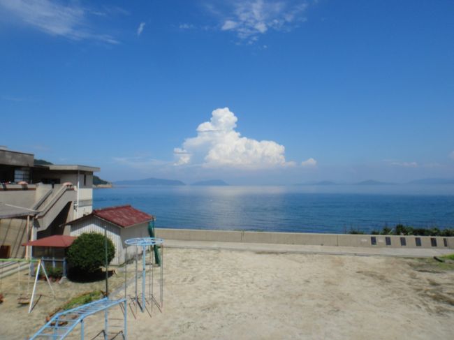 岡山県笠岡の離島「飛島」ひしま　　で、ノルディックウォーキングしました。<br />笠岡港からは、海上タクシーを使わせていただきました。<br /><br />表紙の写真は「飛島小学校、幼稚園」で撮った写真です。<br />今は休校ですが、こどもたちの元気な声が聞こえてきそうです。<br /><br />飛島は椿が有名で、椿油を生産しているということで、有名なお相撲さんが来て相撲を取ったそうです。<br /><br />1周4キロは景色も素晴らしく、最高でした。<br /><br />恋人岬も、素敵でしたよ。