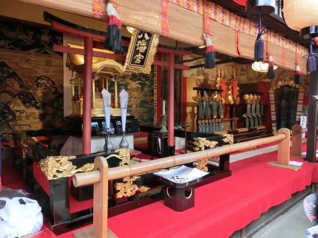 京都を代表する最大のお祭り、祇園祭。<br />ついつい16日の宵山やクライマックスの17日の巡行にとらわれるのですが、実はもっと優雅で、身近に感じる楽しみ方があります。<br /><br />祇園祭は7月1日から1か月間かけて行われます。<br />平安時代、京に広まった疫病を払うことで始まり、応仁の乱（1467〜77)の後、町衆（今の下京〜中京のあたり）が再興、ベルギーやペルシャ、中国などから伝わったタペストリーを山や鉾に飾るようになりました。<br /><br />※　山と鉾の違い<br /><br />鉾　屋根の上に武器のような鉾がついている。おはやしが大勢乗ってい　　　　て、車輪も直径2メートルと大きい。例外：船鉾<br /><br />山　鉾の代わりに松の木を載せていて、数人の人が乗っているときもある<br /><br />どちらも高く伸びた木や鉾の先が疫病を吸い取ってくれるといういわれがあります。<br /><br /><br />このタペストリーは巡行の際には新しいものを掛け替えていることが多くなりましたが、古いものは14日から16日夜まで「屏風祭り」などと一緒に見ることができます。<br />他にも屏風、彫刻のほか、由来なども旧家の町家を開け放して飾られ、絢爛豪華、且つ由緒正しいしつらえを見ることができます。旧家では保存のため入場料有料で住まいの中を見学できる家もあります。<br />露店も並び、夜は人ごみと暗さでよく見えないのですが、初日、翌日の午前中はさほど人出も多くなく、見学の絶好のチャンスです。<br /><br />また10日ごろから始まる鉾建ては縄の組み方が鉾や山によってそれぞれに違い、私は組立始めるこのころが楽しみでしたが、ここ何年かで写真撮影に訪れる人が多くなり、ゆっくり見られる場所の確保が難しくなってきました。<br />12日には曳き初め、17日の巡行、そして17日の夜は八坂神社から四条寺町の「御旅所」へ３基の神輿が向かう神幸祭があります。<br />昼のはんなりとした巡行とは違い、勇壮な男っぽい行事です。<br /><br />24日午前10時ころから「あと祭」の代わりに始まった花笠巡行があり、舞妓さん芸妓さんが乗った花笠、馬に乗った馬長稚児、児武者などの行列が行われます。<br />ルートは祇園石段下(八坂神社）−四条河原町−市役所前（御池通）−寺町−四条通−東大路通‐神幸通−八坂神社<br />また後祭りの復興の準備が進められているのでこの花笠巡行がどのようになるのかわかりませんが。<br /><br />24日夜には神輿が八坂神社へ帰る還幸祭があります。<br />3基がそれぞれのルートで市中を巡る威勢のいい行事です。<br />神輿3基<br />* 東御座　四角形の神輿　クシイナダヒメノミコトが祀り神<br />古事記による　ヤマタノオロチの生贄にされる予定だったクシイナダノミコトをスサノヲミコトが助ける<br /><br />* 中御座　六角形の神輿　スサノオノミコトが祀り神<br /><br />* 西御座　八角形の神輿　ヤハシラノミコガミが祀り神<br /><br /><br />還幸祭に関しては<br />クチコミ　祇園祭　に載せています<br /><br />http://4travel.jp/domestic/area/kinki/kyoto/kyoto/higashiyama/tips/10741716/
