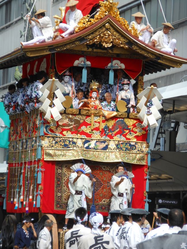 千百年余の伝統を有し、毎年７月１日の「吉符入り」から３１日の疫神社「夏越祓」まで１カ月に渡る神事が今年も京都に夏を告げる。<br /> 京都八坂神社のお祭り祇園祭は、疫病退散を祈願した祇園御霊会（ごりょうえ）が始まりです。平安京はたびたび疫病が流行し、鴨長明の方丈記には、野垂れ死にした人の亡骸で鴨川が堰き止められたなどとも書かれているほどで、人々は祟りや疫病の恐怖に脅えていました。貞観５年（西暦８６３年）に平安京の広大な庭園だった神泉苑で、仏教経典の読経、神楽・田楽や踊りなども行う御霊会を行いました。しかし、疫病の流行は続き、貞観１１年（西暦８６９年）に平安京の国の数６６本の鉾を立て悪霊を集め祓い、インドの祇園精舎の疫病神「牛頭天王（ごずてんのう）」を祀り、祇園天神とも称された「祇園社」に神輿三基を送り、御霊を鎮めるために祀り、やがて平安末期には疫病神を鎮め退散させるために神輿渡御や神楽・田楽・花笠踊りや山鉾を出して市中を練り歩いて鎮祭するようになった神仏習合の御霊会が祇園御霊会です。 <br /><br />