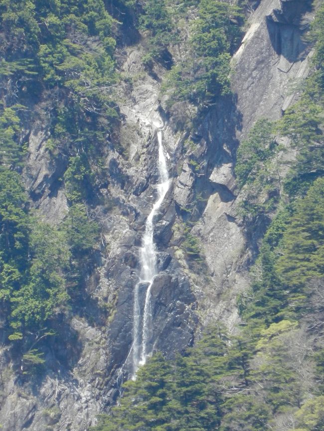 高知県道40号線のグネグネ山道をひたすら西走すると、ようやく「石鎚スカイライン」の標識があり、県境を越えて再び愛媛県へと突入しました。<br /><br />今回の主目的である日本の滝百選『御来光の滝』。<br />遠望ですがとてもくっきりと見えて大感激でした！！<br /><br />これで日本の滝百選は88ヶ所めとなりました！<br />近畿以西で未訪の百選滝は「中の滝（奈良県）」を残すのみとなりました。<br /><br /><br />※ダイジェスト版はこちら→http://4travel.jp/traveler/joecool/album/10771890/