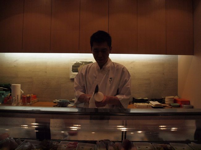夕方、箱根翡翠まで、宮城野やまひこ鮨さんに迎えに来ていただき、お店へ向かいます。<br />翡翠の車寄せでは、もう一人、女性の方がいらっしゃいました。<br />その方、何をしているのだろうと思っていたら、お迎えのやまひこ鮨さんの車が来たら、車へ。<br />お店の運転の方から、寿司桶を受け取っていました。<br />なるほど、お部屋で、ゆっくりといただくのですね。<br /><br />聞けば、この方は、毎回ここで受け取られて、翌日お店まで桶を返しに来るのとのことでした。<br /><br />一方、わが家は、やまひこ鮨さんのカウンターで、ゆっくりと、お話しながら、美味しいお寿司をいただきました。<br /><br />もちろん、帰りも送っていただきました。<br />