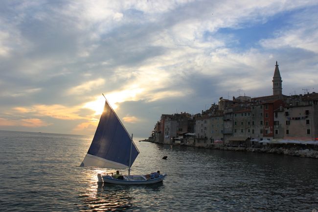 毎年6月, CroaziaのRovignoで, 元セレニッシマの北アドリア海の国々 (Croazia, Italia, Slovenia, Bosnia)から様々なタイプの帆走舟が招待され,レガタが行われます.<br />伝統的な小さな帆走舟に乗った私たちヴェネチア-ニは, 最も遠くから来ます.<br />ヴェネツィアの自宅から出発, アドリア海沿に北上してカオルレからアドリア海横断を始め, クロアチアのウマグとノビグラドの間を目指します.<br />翌朝,ノビグラドからイストリア半島の海岸に沿って南下します.<br /><br />Rovignoのマリーナから出発し, Sv.Katerina島の前から聖エウフェミア大聖堂沖をまわって,港に戻ります.<br /><br />レガタのメンバーの宿泊(2泊)と2朝夕食は, Rovigno市のご好意で, すべて無料です.<br /><br />私たちは毎年,カテリーナさんのアパートに滞在します.<br />カテリーナ&ジャンニ·ロッコ(イタリア系クロアチア人)さんのアパートは, 朝食がおいしいので, いつもイタリア人客で込んでいます.<br />http://www.flickr.com/photos/78854001@N08/sets/72157634056441496/<br /><br /><br /><br /><br /><br />