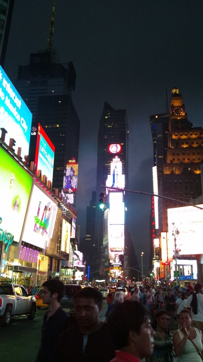 ３０歳になって最初の海外旅行は、ニューヨークにしました。<br />１年ぶりの一人旅です！<br /><br />今回の旅の目的は、以下の通りです。<br /><br />・本場のデリを堪能する<br />・定番観光地を巡る<br />・夜景を満喫する<br /><br /><br />初めてのニューヨークを、とにかくよく歩き、感じてきました。<br /><br />その記録です。<br /><br />【事前手配】<br /><br />○東京シャトル（楽天トラベル）<br />7/11　13：00　八重洲発<br /><br />○航空券（ＡＮＡホームページより）<br />7/11　ＮＨ1010便　16：40　　成田発　→　16：10　ＮＹ着<br />7/16　ＮＨ0009便　12：30　　ＮＹ発　→　15：25　成田着（7/17）<br /><br />○ホテル（エクスペディア）<br />Ｊｏｌｌｙ　Ｈｏｔｅｌ　Ｍａｄｉｓｏｎ　Ｔｏｗｅｒｓ（7/11〜7/16：５泊）<br /><br />○シティパス（alan.1ホームページ）<br /><br />