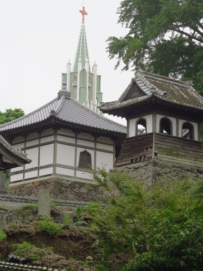 長崎の前に西洋文化の取り入れ口であった平戸は西洋文化と日本文化が共存している街です。特にこの当りは寺院が多くあり丘の上にザビエル記念聖堂の教会もあります。 石畳の階段や坂道は古都平戸ならではの静かな散歩道です。<br />この道の途中にある光明寺の鐘堂と山門は弘化２年（1845年）、経堂は弘化２年から万延元年（1860年）の間に造られたもので、 時代の特色を良く示している建物です。<br />  （　http://www.yado.co.jp/kankou/nagasaki/hirado/jikyou/jikyou.htm　より引用）<br /><br />当地商店街通りから細い路地に入り、高台へと続く階段を上るとそれらの時代を１枚に切り取った風景に出くわす。<br />｢寺院と教会の見える風景｣と呼ばれるこの風景は観光資料の様々に紹介され、平戸の風景を代表するものとして知られるようになった。  <br /> <br />  平戸の歴史を今に伝える 一帯には、瑞雲禅寺、光明寺、正宗禅寺の３つの寺院が建ち並び、その背後に昭和初期に建設された聖フランシスコ・ザビエル記念教会の尖塔がそびえ見える。教会の尖塔と重なるのは、この地に1615年再興された光明寺の経堂・鐘堂・山門で共に平戸市の文化財として指定されている。<br /><br /> 石畳の坂を登りつめると正宗禅寺がある。境内には中世・肥前の水軍として有名な松浦氏第２８代当主で、平戸藩第３代藩主の松浦隆信【まつらたかのぶ】(法名・宗陽 1591〜1637)の墓がある。   （　http://www.ajkj.jp/ajkj/nagasaki/hirado/kanko/jiin_to/kyoukai.html　より引用）<br /><br />寺院と教会の見える風景については・・<br />http://www.hirado-net.com/spot/detail/1<br />http://www.nagasaki-tabinet.com/guide/358/<br />