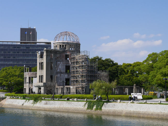 広島で仕事をした後、東京に帰る前にどうしても立ち寄りたい場所がありました。それは日本人は決して忘れてはならない場所。原爆ドームと平和記念公園です。そして今年も8月6日が訪れます。あの日も今日のように暑い日だったのかもしれません。平和な今に感謝し原爆ドーム・平和記念公園・広島平和記念資料館を訪れてみました。