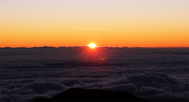 ハワイ島2日目の深夜には太公望ハワイのマウナケア山頂「星空観測＆サンライズツアー」に参加しました。同じ車の参加者のなかではホテルが一番遠いので0時30分には出発です。     