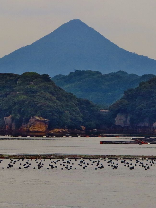 九十九島は、佐世保港の外側から北へ25kmにわたり島々が点在する海域のことで、島の密度は日本一といわれています。<br /> 九十九（くじゅうく）とは数がたくさんあるという意味で使われる例え言葉で、実際の島の数は208あります。<br /> また、小佐々町・鹿町町・田平町の海域を「北九十九島」、佐世保市周辺を「南九十九島」と呼び分けており、北九十九島は、岩肌が厳しく、男性的な景観の島が多く見られますが、南九十九島は、優美で女性的な島々が多いのが特徴です。<br />（　http://www.pearlsea.jp/99islands/index.html　より引用）<br /><br />航海のコース・島名等については・・<br />http://www.pearlsea.jp/99islands/island.html#09<br /><br />九十九島クルージングについては・・<br />http://www.pearlsea.jp/cruising/<br />