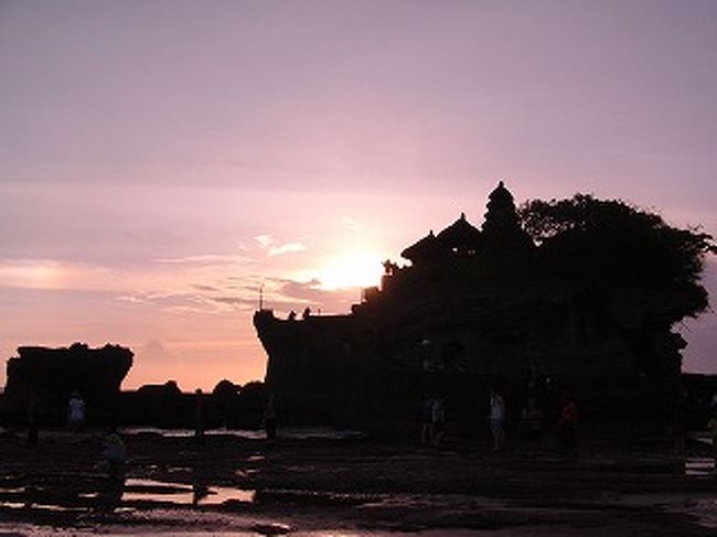 今年の夏休みはバリでゴルフ。<br /><br />４日目は朝からゴルフ、タナロット寺院へも行ってきました。<br /><br /><br />１日目　羽田集合<br />２日目　朝バリ着、チェックインまで時間があるので荷物を預けてゴルフ<br />３日目　プールでまったり、シャトルバスでスミニャックへお買い物などなど<br />４日目　朝からゴルフ、少しプールで遊んでからタナロット寺院へ<br />５日目　プールでまったり、夕方から乗馬をして、タナロット寺院へ<br />６日目　チェックアウトまでプール、午後の便で帰国 <br />