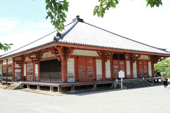 数万本のひまわりが咲く小野市ひまわりの丘公園から浄土寺へお参りしました。<br /><br />小野市ひまわりの丘公園<br />入園料、駐車場無料でこれだけのひまわりを観賞出来るとは。<br />ただし１品種だけだとおもいますので、すこし物足らなさがありました。<br /><br />浄土寺<br />国宝浄土堂内の阿弥陀如来、脇侍の観音菩薩、勢至菩薩（全て国宝）の阿弥陀三尊立像は圧倒的な存在感と神々しさで感動しました。