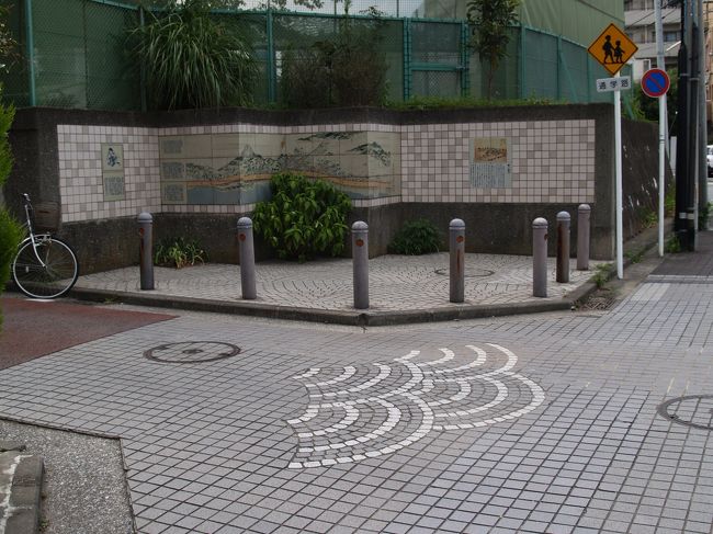 　横浜市神奈川区東神奈川2にある神奈川小の校門前には青海波（せいがいは）をデザインしたタイルが敷かれた神奈川宿のシンボルマークがある。また、小学校前の角には、江戸幕府の道中奉行所が文化3年（1806年）に作成した「東海道分間延絵図（とうかいどうぶんけんのべず）」中の神奈川宿の絵図や「上無川」についての解説なども陶板にしてある。「神奈川宿歴史の道」と内容や様式は同一なのに、壁面の陶板か看板かの統一はないのはどうしたことか？<br />　神奈川小は京浜急行「仲木戸駅」脇にあるから、神奈川御殿跡との関連が気になるが、そうした記載は見付からなかった。神奈川御殿は家光以降は利用しなかったため、17世紀に廃され、その場所は判然としないが、神奈川地区センター前から京浜急行の路線あたり一帯の神奈川本町にあったのではないかとされている。昭和51年（1976年）までは御殿町の町名があったが、現在は神奈川本町に町名が変わっている。<br />　ちなみに、幕末になると、神奈川陣屋が横浜港と船で結んだ宮ノ下河岸渡船場の海陸の警護に当たるために、洲崎大神南の沿岸付近に造られた。<br />（表紙写真は神奈川小校角の青海波タイルと壁面の絵図）