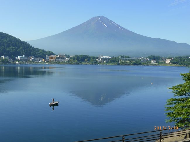 昨日は富士山のことを忘れていたわけではありませんが、夕食時にちょっとだけ富士山を見ることが出来ました。<br /><br />それがなんと！！３日目の朝には富士山の姿がくっきりと現れたのでした(^^)<br />やっぱり、日頃から良いことをしておくものですね。<br />きょうは富士スバルラインの五合目まで行くとのことです。私は富士登山の時に、富士山スカイラインの方へ行ったのですが、こちらは初めてです。カミさんにとっても初めてとのことですから、とても楽しみです。<br /><br />五合目からの展望をお楽しみ下さいね。<br /><br />【※】ところどころで名所や山の場所をGoogle mapでご案内していますが、ご覧になる際には「航空写真」にてご覧下さい。「地図」や「地形」でご覧になりますと、アドバルーンマークが若干ずれることがあります。