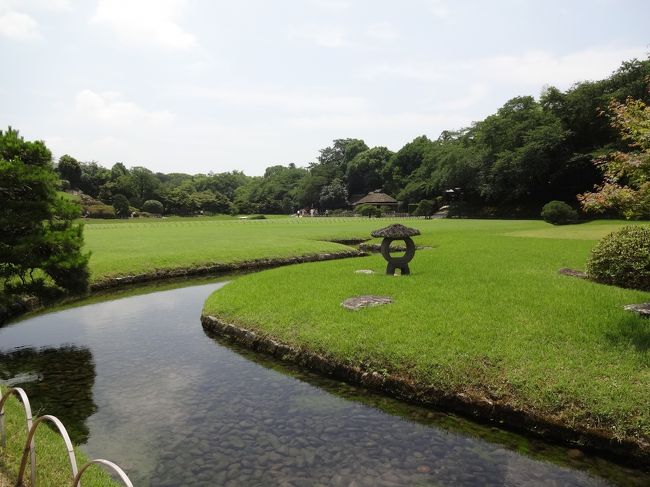 日本三名園のひとつで岡山藩主池田綱政が津田永忠に命じて造らせた回遊式庭園。<br />江戸時代を代表する大名庭園です。　　　　　　　　　　　　　　　　　　　　　　　　　　　　　　　　　　　　<br />広い園内には池や築山や茶室など水路で結ばれていて四季折々の景色を眺める事ができるように工夫されていた。<br /><br />唯心山から眺める風景は素晴らしく感動しました。又ピンク色の蓮と白色の蓮も見る事が出来ました。<br />お茶屋さんでは名物のきびだんごとお抹茶で一休みして、最後はタンチョウ鶴に会う事ができました。<br />時間制限の観光でしたが次回はもっとゆっくりと訪れたいです。<br /><br /><br />