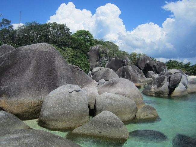 ブリトゥンへは、土日で行く予定でいたが、その前日に急にインドネシアから出て、ワーキングビザを取得しなければならない事情になり、急にシンガポールへ行く羽目になった。どこへ行きにも、問題はないが、問題は日程と時間のスケジュールだった。１９日の３時ごろ家から出てシンガポールからジャカルタに戻ったのが、夜中の１２時頃、翌朝、５時過ぎの便に乗って、ブリトゥンへ行った。直ぐにタクシーをチャーターして、目的地の観光というか巡回をし、ホテルに落ち行いたのが夕方６時頃、やっと落ち着けた。かなり、走り回った。しかし、充実の三日んでした。自分が動けさえすれば、その他のことは、全然、心配することはないし、ただ、ただ、回りたいところ、見たいところを写真を撮りながら満喫するだけです。最終日の夕方６時過ぎの家に戻ったが、心地よい疲れで、直ぐに眠ってしまった。<br />旅行記　http://otaenplaext.net/newpage48.html<br />写真集　http://otaenplaext.net/newpage49.html<br />ブリトゥンは二回目なので、前回の旅行記、写真集もアクセスしていただくと、素晴らしい印象が増すことでしょう。また、行きたい。<br />　ラスカル　プランギの撮影場所として紹介されてから、急に受け入れ施設が増えた。日本人の訪問者も確実に増えている。