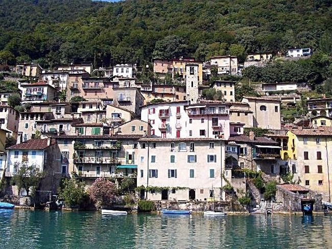 <br />南スイスのイタリア語圏の町、<br />Lugano（ルガーノ）にもいくつか湖があるのですが、<br />代表する湖と言えば、<br />やはりLago di Lugano（ルガーノ湖）<br /> <br />そんなルガーノ湖のほとりに<br />かわいい村があるのをご存知ですか？