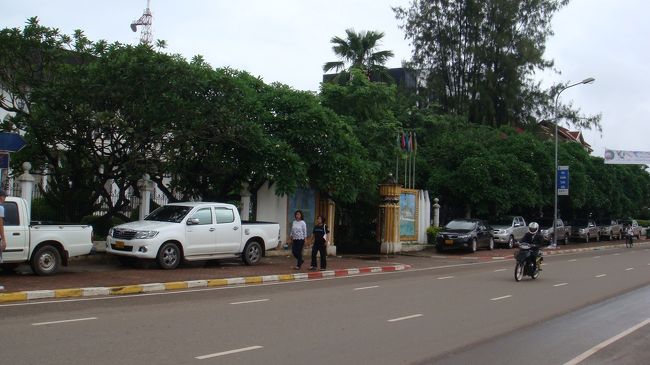 表紙写真を見て何か違和感がありませんか?<br />車が駐車してある場所、ここは歩道です。<br /><br />ラオス国立博物館前の歩道に正々堂々と駐車。<br />今やビエンチャンの常識、歩道駐車。<br /><br />一説によれば、路上駐車を取り締まったら、歩道駐車になったとか。<br />いえいえ、単なるウワサにすぎませんが。。<br /><br /><br />さて今日は近場から散策してみましょう。<br /><br />朝9時、ラオス国立博物館へGO!<br />どこの国に行っても、国立博物館を見学することが<br />その国に対する礼儀だと心得ています。<br /><br />オープンしている気配が全く無いけど<br />開いているのかな?あっ、大丈夫でした。<br />とーっても不愛想な人に1万キープ(約130円)払って入館。<br /><br />えっ?エーーーーーッ!?<br />郷土資料館じゃないよね、ココ?<br /><br />博物館で1時間過ごす予定が10分で退館。<br />私は博物館内より博物館外側の<br />見事なまでの歩道駐車に感動しました。<br /><br />しょうがないから これまた近くの<br />チャンパ・スパでマッサージを受けました。<br />ラオス伝統マッサージは1時間7万キープ(約930円)。 <br /><br />店内は清潔で日本人が安心して受けられると思います。<br />誠実な商売をされていると感じました。<br />愛想は無いけど。<br /><br /><br />昨日のぞいたタラート・サオ・モールのフードコートに行きたくて<br />お昼はそこで夫に付き合ってもらう約束をしていました。<br />ちなみに勤務先のお昼休みは2時間だそうです。<br /><br />日本人が連想するフードコートとは違い<br />けっこうディープです。<br />1人で行く勇気がありませんでした。<br /><br />フードコート入口で金券クーポンを購入してから<br />お目当てのブースに行き注文します。<br />点心だけはワゴンで売り歩いています。<br />ビエンチャンでは珍しく愛想の良い売り子さんにほだされて<br />2つ買ってしまいました。<br />食後はカフェで口直し。。失礼!ちょっと一息です。<br /><br /><br />ここからまたひたすら歩き、シーサケット寺院へ。<br />白人系の観光客が大勢いました。<br />見応えのある寺院です。<br />拝観料5,000キープ(約65円)が安く感じました。<br />国立博物館と比較して。。<br /><br /><br />夕食はフレンチレストラン「ラ・テラス」で。<br />ここのキッシュは絶品です!<br />自分のこれまでのキッシュの概念を覆してくれました。<br />デザート系も含めて、全てがリーズナブルで美味しいです。<br /><br /><br />実際にはルアンパバーン1泊2日の後になりますが<br />シリーズ4日目へと続きます。<br /><br /><br /><br />(2013年7月 ラオス・ビエンチャン)<br /><br />