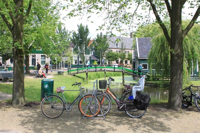 　アムステルダム中央駅から快速電車に乗車して、ザーンセスカンスに向かう。最寄駅到着後、ザーンセスカンスまで送迎フェリーを利用した。こちらのフェリーは人と自転車専用となっており、フェリーとはいえモーターがついた筏といった方がいいよさそうなほど簡素なもの。<br /><br />　フェリーを降りると、イギリス様式？の庭園のような風景、かと思えば風車が立ち並んで牧歌的な風景が広がる。何ともいえない素朴な景色で感動。風車として稼働しているものもあれば、もう機能していないものも…。　チーズ工房や木靴の工房など、オランダの特産品の製造過程を見学することが出来る。オランダに来たっって感じがした。<br /><br />　ザーンセスカンスの歴史資料館？のような所を見学して、ザーンセスカンス内にあるカフェにて今日のランチ。りんごのパンケーキにした。直径30?はある大きさのパンケーキは少し脂っぽかったけど、おいしくて全部食べた。<br /><br />　ザーンセスカンスを後にして再びアムステルダムへ。駅そばに乗船場があり、興味深々で水上観光バスに乗船。運河上を漂いながら、アムステルダム市庁舎や市内で一番古い建物、NEMOなどを眺める。<br />　船酔いなんかへっちゃらで運河を後にして、折角だから一杯やっちゃおーと一人で勝手に盛り上がる。ぷらぷらと街を彷徨いながらカフェに吸い込まれ、地ビアと酒のあてであるオリーブの盛り合わせを注文する。<br />　キンキンに冷えたグラスに同じくキンキンの金の雫が注がれ、カンパーイィ!!　うまぁーーいぃっ!!　生まれて初めてこんなにビールが美味しく感じられた。外はまだ明るい。適度に暑い。地元の方はやはりテラスでお茶やビアやワインをいただいている。異国ですな。<br /><br />　ほろよい通り越して本気酔いだったけど、メチカというパワーストーンを使ったジュエリーショップと、ビルケンシュトックとアルバートハインでお買い物。ビルケンではサンダルを4500円で購入でき感動!!メチカではたまたま小規模のパーティーが行われ、厚かましくもシャンパンをごちそうになった。Lucky!!これまた美味しかった!!<br />　アルバートハインはオランダのスーパーで、ここでお土産のチョコやワッフル、夕ご飯用の食事を仕入れた。お昼のパンケーキで胃がもたれていたので、サラダとフルーツで今宵の夕食は終了。<br /><br />　ホテルから近いレストランで木曜日だというのにパーティー。賑やかで楽しそうだった。私も参加したかった。<br /><br /><br />　