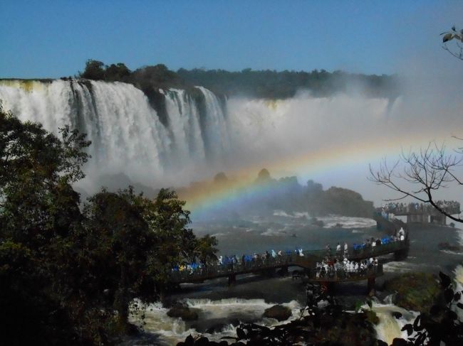 リオデジャネイロからフォスドイグアスまで飛行機で2時間<br /><br />イグアスの滝公園内のホテルに泊まり、昼間はもとより夕方も早朝も滝を満喫<br /><br />