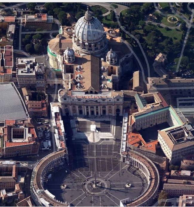 目を正面（西側）の大聖堂に移そう。<br /><br />大聖堂の手前には2体の聖者像が出迎えてくれる。<br /><br />左がサン・ピエトロ大聖堂の実質的な主・聖ペテロ、右が聖パウロの像。<br /><br />ファサードを見上げると、ミケランジェロのクーポラは上部だけしか見えないが、その手前に居並び見下ろす12信徒の像の中心に、十字架を抱え、群衆に挨拶の右手を掲げるキリスト像。<br /><br /><br />目を東側に移すと、4階建ての白っぽい教皇宮殿が見下ろす。<br /><br />その4階の右から2番目の部屋が教皇の個人書斎で、教皇は毎週日曜日の正午に窓から姿を現し、広場に集まった信者と祈りを捧げるらしい。<br /><br />クーポラはファサードの前からはよく見えないが、サン・ピエトロ大聖堂の北側の美術館の建物から、その姿をはっきり見ることが出来る。<br /><br />サン・ピエトロ大聖堂は1452年、ニコラス５世の命で計画が始まり、1506年着工。<br /><br />当初のグラマンテを引き継ぎ、最終的にラファエロやミケランジェロも加わり、1626年完成。<br /><br />クーポラはミケランジェロが設計し、8年掛けて丸屋根の骨組みを建てた。<br /><br />クーポラの内部の直径は42.56m。<br /><br />因みにパンテオンのドームの内径は42.8m、ミケランジェロの工事より300年も昔の話で、改めてローマ帝国の建築技術には驚かされる。<br /><br />夜、同じ場所からクーポラが闇に中に、ライトアップされた美しい姿を見せてくれた。<br /><br />さていよいよカトリック教会の世界の大本山サン・ピエトロ大聖堂に入ろう。<br /><br />サン・ピエトロ大聖堂に入るには、やはり正面からでなく、ファサードの左脇から入る。<br /><br />実際は後ほど目にしたのだが、サン・ピエトロ大聖堂入り口周辺を、メディチ家の色（青、黄、赤）でデザインされたユニホームを纏ったスイスの衛兵たちが、槍を持った端正な姿で護衛していた。<br /><br />石段を登り、かまぼこ型天井が美しい玄関廊（アトリュウム）に入り、中央扉の横から堂内へ。<br /><br />堂内に入って直ぐ右手にミケランジェロのピエタは置かれている。<br /><br />今から10年前の2003年、初めてサン・ピエトロ大聖堂を訪れ、ピエタに出会い、その時の感動したときめきは今も忘れない。<br /><br />1972年の暴漢事件以来、防弾ガラスに囲われているのが改めて口惜しい。<br /><br />三身廊の奥行186.36mの身廊堂内は柱に、壁に浮彫の彫刻が施され、天井はモザイク装飾が張り巡らされ、眩いばかり。<br /><br />この内部装飾の総指揮をしたのがベルニーニ。<br /><br />クーポラの下部に聳える守護聖人ペテロの墓を守る大天蓋はベルニーニの最初の建築作品で、完成まで9年の歳月を要したという。<br /><br />高さ29mの大天蓋に張るためパンテオンのドームのブロンズが剥がされることになったとか。<br /><br />大天蓋の上を見上げるとモザイク装飾のクーポラの天井が見下ろしており、クーポラの根元を金色の帯が取り巻き、ラテン語の銘文で、”あなたはペテロ。わたしはこの岩の上に教会を建てよう。そしてあなたに天国の鍵を授けよう”と刻まれているそうだ。<br /><br />堂内にはバロック風のブロンズ製洗礼盤も置かれ、艶やかさに彩を添る。<br /><br />その奥に光輝く栄光の司教座が据えられており、この栄光の司教座の完成をもってベルニーニのサン・ピエトロ大聖堂の内部装飾は完成する。<br /><br />サン・ピエトロ大聖堂には歴代の礼拝堂や教皇の墓が数多く奉納され、ベルニーニ自身もアレキサンドル七世の墓を制作している。<br /><br />サン・ピエトロ大聖堂とは、殉教したイエス・キリストの初代伝道者ペテロのいわゆるメモリアルと、そのペテロの後継者を名乗り、聖ペテロの墓を守護して来た歴代教皇の墓のある、いわばペテロ一族の壮大な共同墓地。<br /><br />ヴァチカン市国には教皇庁も置かれており、キリスト教を布教するには格好の煌びやかな壮大な舞台かもしれないが、少なくともサン・ピエトロ大聖堂は、勿論天にまします父なる神やイエス・キリストの住まいでも無ければ、父なる神やイエス・キリストに捧げられた建物でも無さそうだ。