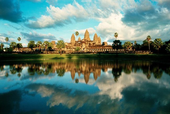 カンボジア旅行で最も訪れてみたと思っていた Angkor Wat。正に小生が想像していた通リの素晴らしい遺跡でした。しかし、あまりにも見学する人々が多いのには驚きました。世界中から観光客が押し寄せていて、どこに行っも遺跡を見に来たのかそれとも観光客を見に来たのか分からない程です。<br /><br />世界文化遺産の一つとして知られるアンコール・ワットは、今から１５０年前までは全くジャングルの中に埋もれて、フランス人博物学者アンリ・ムロが発見するまでは人に知られることがありませんでした。この巨大な寺院群はクメール王朝の強大な力を示すもので、アンコール・ワット以外にも数百を超える宗教施設が王国全土に造られていました。<br /><br />現在のシェムリアップ周辺には数多く残された遺跡は大農業王国の都であるとともに、最も豊かな水の都でした。日本に例えてみると、平城京の作られた大和盆地にあたるのがシエムリアップ周辺です。