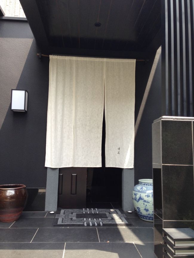 表紙の写真・住宅街の料理店の入り口<br /><br />皆様、暑い夏ですが苦手でしょうか?<br />私は夏生まれですので、好きなんです〜。汗が吹き出て大変ですが、<br />部屋の掃除・片づけなど、ドンドンしてしまいます。<br /><br />さすがに炎天下に、庭仕事はいたしませんが・・・。<br />新聞記事より。<br />山本ふみこさんのコラムから、Happy Summer!を拝見いたしました。<br />暑い夏は悪者?気の毒になり、そっと叫んだそうです。<br /><br />私は、暑い夏の雲・時々ひらひら舞って来る蝶・ゴーヤの日よけが<br />映る障子・うるさすぎる蝉の鳴き声・夕立の雨音・薄暮の夕焼け<br /><br />好きだな〜と思った。<br /><br />だから・・・。私も Happy Summer ! と叫びたいな〜。<br /><br />初体験・メーグルの旅もチョッピリ。ただ、すべて地下鉄・バスで通常回れますが、<br />あえてメーグルに乗ってみたのです。<br />夫は自分の趣味のNPO資料作りが忙しいとの事で、自宅に帰っていきました〜<br />今回も長くなってしまいましたが、よろしかったら名古屋の<br />名所を見て下さいませ。<br /><br /><br />