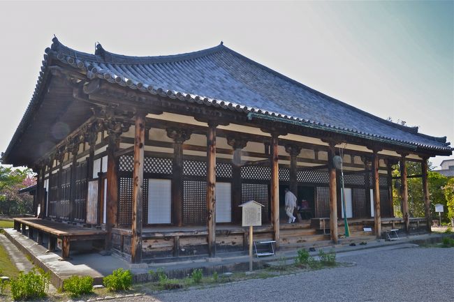 ならまち南の日本最古の本格的寺院　元興寺（がんこうじ）・極楽堂<br /><br />　奈良市の旧市街を通称「ならまち」と称され、ならまち南と、ならまち<br />北に分かれている。<br />　ならまちの町屋の中に埋もれている小さなお寺、これが日本の仏教の歴史と歩んできた古刹とは知らなかった。<br />　仏教伝来の538年以降、仏教の受け入れを巡って進歩派の蘇我氏と保守派の物部氏が対立し、仏教も迫害を受ける事になった。<br />　587年蘇我馬子は娘婿の厩戸王（後の聖徳太子）と軍を起こし、排仏派の物部氏を打ち破り仏教受容の道を開いた。そして、翌558年に飛鳥の地に法興寺（元興寺の前身）を建立した。<br />　710年の奈良遷都とともに、法興寺も奈良に移され元興寺と改めた。<br />　