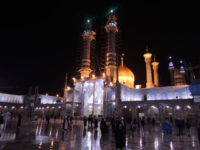 2013年2月24日<br /><br />いよいよ、イランにやってきました<br />アラブではないペルシャに<br />(イマイチ違いのわからない私ですが・・・)<br />今まで行ったことのあるイスラム圏では一番敬虔な信者さんが多い国<br />異教徒であろうと、女性は服装なども気をつけなきゃいけない国<br />ニュースでも度々名前が出てくる国<br />いったいどんな国なんでしょう?<br />あんまりややこしい国には行きたいないんですよね~、私としては・・・。<br />・・・とはいえ、ちょっぴり(!)興味のあるペルシャ<br />異文化体験の始まりです