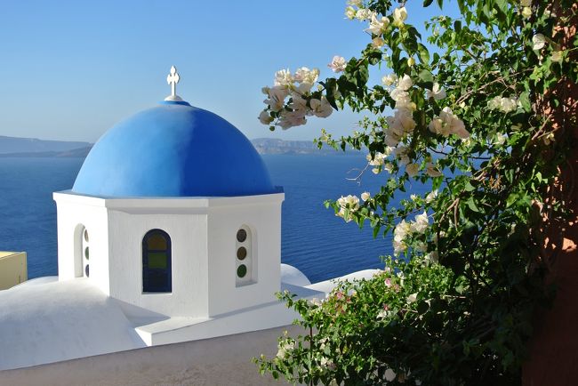 1週間の休暇を取得してギリシャのサントリーニ島へ行きました。<br />ギリシャの夏はとても気候が良くて過ごしやすい!<br />(サントリーニ島の夏は日本の秋のような感じ、アテネは暑いけどカラッとしていた)<br />日本人を含めアジア系の観光客が少なく、治安も良かったのでオススメです。<br /><br />美しく洗練された街並み、きれいな海、景色、何もしない贅沢な時間、、、<br /><br />昨年過ごしたタヒチのような南国リゾートとはまた違い、<br />上品で洗練された大人な雰囲気のリゾートを楽しみました。<br /><br />1日目、日本出国<br />2日目、イスタンブール、アテネを経由してサントリーニ島へ。<br /> エスペラスというホテルに宿泊<br />3日目、サントリーニ島のビーチ巡り<br />4日目、ホテルのプールでのんびり<br />5日目、アテネへ移動、買い物<br />6日目、アクロポリス散策、買い物、出国<br />7日目、日本帰国