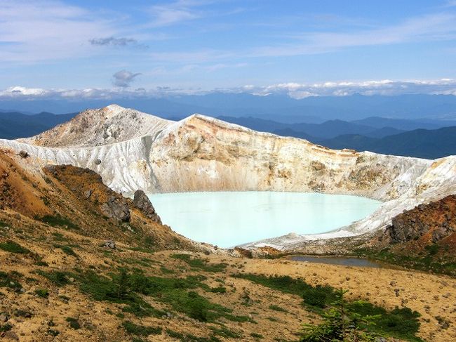 最近は山岳会の会員の高齢化から、夏山計画も温泉に入りながら、ゆっくり山を楽しみ、高山植物を楽しみ、欲張って街歩きや歴史探訪コースを歩くプランを毎夏計画している。<br /><br />今年の計画は、開湯１３００年以上の豊富な湯量を誇る名湯、長野県の「湯田中温泉」に３泊して志賀高原の山や白根火山、そして湯田中温泉の街歩きや小布施の花と庭園巡りなどの街歩きを楽しんだ。<br /><br />湯田中温泉フリープラン４日間の旅・・・<br />①信濃路へ<br />②志賀高原の志賀山登山<br />③志賀高原の四十八池めくり<br />④白根火山を巡る<br />　志賀山に登り、四十八池を巡り高山植物を楽しんで硯川バス停に１３時着、バスの「とく得切符」１０００円も購入してあると云うことで白根火山までいくことに。