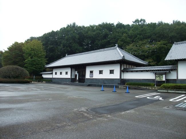 もうかれこれ20年前後前、足利市郊外の丘陵地に有った乗馬倶楽部へ、月に数回指導がてら出かけたことがあった。倶楽部オーナーの死でそれきりになったが、クラブで育ったジュニアー達が、立派に現在選手、或は競技スタッフとして活躍している。そんな思い出の地、クラブへの往路或は帰路に、何度か立ち寄ったのが栗田美術館だ。東北自動車道佐野藤岡インターで降りて、一般道を足利方面へ走る、途中、下羽田の交差点に栗田美樹幹への案内表示板があり、其処を右折して丘陵地へ向かう。両毛線富田駅の標識が見えたりする5号繊に並行して走る幹線道路を少し走ると、右手に小高い丘陵地があり、栗田美術館はそこにある。美術館は、足利の豪商の出で、衆議院銀なども務めた栗太英男氏が、戦後の財閥解体等の混乱に乗じて、プロの株主として財を成した。その財を持って、我が国の文化遺産でもある陶磁器・古伊万里等の収集に於いては、世界でも有数の個人として知られ、美術館を建てて収集品を公開することにした。広い駐車場は無料で、入館料は一般1500円を払って入館した。館内は、係員の姿もまばらで、入館者は私一人であった。敷地内に創始者の栗太英男氏の実弟で、画家としては生前、一点も公表しなかった作品が収められている栗田嵐嶽記念館がある。現在は拝観することが出来る。伊万里と色鍋島の陶磁器を専門に集め展示されているので圧倒される。受付などがある本館、歴史館、資料館、陶磁会館、世界陶磁館、阿蘭陀館、それに栗田山荘などの建物が、丘陵地に点在して巡ってあるくのもいい散歩になる。美術館を阿知にして、一本道を足利の街へ向けて車を走らせ、久しぶりに足利学校や、足利尊氏の菩提寺磐阿寺を見学して、移り変わった街の様子などを見て回った。郊外の乗馬クラブのあった辺りも、記憶薄れで分からず。時間に迫られて帰路に着いた。