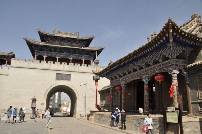 今年のGWは、中国西北の寧夏回族自治区、<br />甘粛省、青海省を旅しました。<br /><br />旅も7日目。<br /><br />日帰りで一緒に青海湖に行こうと言っていたCさんが、<br />前日突然「青海湖には行きたくない。タール寺に行く」<br />と言い出したので、青海湖に行きたかった私は<br />仕方なく滞在していたホステルでツアーの問い合わせをしました。<br /><br />ホステルの方の話では、「明日ツアーがあるかもしれない」<br />ということでしたが、翌朝問い合わせると、ツアーは定員に達していて<br />参加不可能とのこと。<br /><br />でもどうしても青海湖に行きたい!としつこく食い下がると、<br />「ここで仲間を募って車をチャーターして青海湖に1泊2日で出かける<br />中国人グループがいるから、聞いてみてあげる」ということに。<br />グループメンバーに聞いてもらったところ、もう一人増えても問題なし<br />との返事をもらったので、荷物をまとめてホステルをチェックアウト。<br /><br />というわけで、青海湖を一目見られればいいや、と日帰り希望でしたが、<br />突然の1泊2日旅となりました。<br />ちなみに、翌日の夜のフライトで西寧から深センに移動予定だったため、<br />途中でひとりで抜けてバスで戻って来なければなりません。<br />無事に翌日のフライトに間に合うかな〜?と思いながらどきどきの出発。<br /><br />メンバーは私以外全員中国人。<br />蘇州から来たカップル、西安から来た女子大学生、大連で働く男性、<br />そして私、の5人での旅です。運転手は、漢族のおばちゃん。<br /><br />まずは日月山に向かう予定でしたが、途中、おばちゃんが古城がある<br />というので、寄ってみることにしました。<br />その昔、茶馬貿易で栄えたという丹葛爾古城です。<br />メンバーとは会ったばかりで最初緊張していましたが、<br />古城歩きで色々おしゃべりしているうち、だんだんと打ち解けてきました。<br /><br /><br /><br />★★ 丹葛爾古城について ★★<br /><br />丹葛爾(ダンガル)とはチベット語のトゥンカルのモンゴル語音訳で、白い法螺貝(トゥンカル)の意味。西漢以来、丹葛爾は商業の要となり、唐王朝と吐蕃が日月山下に創設した茶馬市場のうち、青蔵草原に最初に建てられた茶馬市場です。丹葛爾は1924年までに商業貿易のピークを迎え、城内を商人が行きかい、商業都市として栄えました。<br /><br />丹葛爾は、宗教的意味合いでも重要な位置を占めていました。清の順治5年(1648年)東科爾寺がチベットから古城の東100mほどのところに移設され、青海とチベットにおいて名を馳せる寺院となりました。また、商業貿易の発展と民族間の交流が進むにつれて、古城内には城隍廟、金佛寺、火祖閣、玉皇廟、関帝病、財神廟、北極山群廟、清真寺などが建設されたそうです。当時の丹葛爾はチベット仏教やイスラム教、道教などが花咲いた場所でした。<br /><br />★★ 車チャーターで回る青海湖1泊2日 ★★<br />西寧のユースホステル〜丹葛爾古城〜日月山〜青海湖二郎剣景区〜チャカ塩湖〜青海湖畔の黒馬河宿泊〜青海湖鳥島〜(ここでひとり西寧へ)<br /><br />入場料:日月山40元、チャカ塩湖50元、鳥島100元、鳥島カート25元<br />車チャーター代:300元(ひとりあたり)<br />宿泊&2日間の食事代:100元<br /><br /><br /><br />★★ GW西北旅 4/27〜5/4 ★★<br />01★銀川★とりあえず寧夏まで行ってみた!<br />http://4travel.jp/traveler/blue_tropical_fish/album/10787433/<br />02★銀川★銀川1日ツアー!中国のピラミッド?西夏王陵へ<br />http://4travel.jp/traveler/blue_tropical_fish/album/10788123/<br />03★銀川★銀川1日ツアー!イスラムテーマパーク?中華回郷文化園へ<br />http://4travel.jp/traveler/blue_tropical_fish/album/10788970/<br />04★銀川★銀川1日ツアー!何気にすごい遺跡だった水洞溝遺跡<br />http://4travel.jp/traveler/blue_tropical_fish/album/10789470/<br />05★銀川→蘭州、寝台列車の旅!<br />http://4travel.jp/traveler/blue_tropical_fish/album/10789706/<br />06★蘭州★ぶらり町歩き〜<br />http://4travel.jp/traveler/blue_tropical_fish/album/10790349/<br />07★蘭州★市民の生活を垣間見つつ、白塔山公園へ!<br />http://4travel.jp/traveler/blue_tropical_fish/album/10790529/<br />08★臨夏★蘭州からの日帰りプチ旅<br />http://4travel.jp/traveler/blue_tropical_fish/album/10791188/<br />09★臨夏★モスクに誘われて…回族居住区へ<br />http://4travel.jp/traveler/blue_tropical_fish/album/10791446/<br />10★蘭州★ぶらり夜市へ<br />http://4travel.jp/traveler/blue_tropical_fish/album/10793224/<br />11★蘭州→西寧、列車に揺られ初めての青海省!<br />http://4travel.jp/traveler/blue_tropical_fish/album/10793699/<br />12★西寧★チベット仏教寺院タール寺で問答修業を見学<br />http://4travel.jp/traveler/blue_tropical_fish/album/10795270/<br />13★西寧★東関清真寺周辺のイスラム街を朝の散歩<br />http://4travel.jp/traveler/blue_tropical_fish/album/10796428/<br />14★楽都★小故宮と例えられる瞿曇寺へ<br />http://4travel.jp/traveler/blue_tropical_fish/album/10796866/<br />15★湟源★その昔、茶馬貿易で栄えた丹葛爾古城へ<br />http://4travel.jp/traveler/blue_tropical_fish/album/10797351/<br />16★昔はチベットへの入り口だった〜日月山〜<br />http://4travel.jp/traveler/blue_tropical_fish/album/10798640/<br />17★チャカ★青海湖を通り、チャカ塩湖へ<br />http://4travel.jp/traveler/blue_tropical_fish/album/10798962/<br />18★青海湖★中国最大の湖で日の出!<br />http://4travel.jp/traveler/blue_tropical_fish/album/10799314/<br />19★青海湖★鳥インフル騒ぎの最中、鳥島へ!<br />http://4travel.jp/traveler/blue_tropical_fish/album/10799432/<br />20★ヒッチハイクとバスと飛行機で、気合いで行く香港!<br />http://4travel.jp/traveler/blue_tropical_fish/album/10799461/