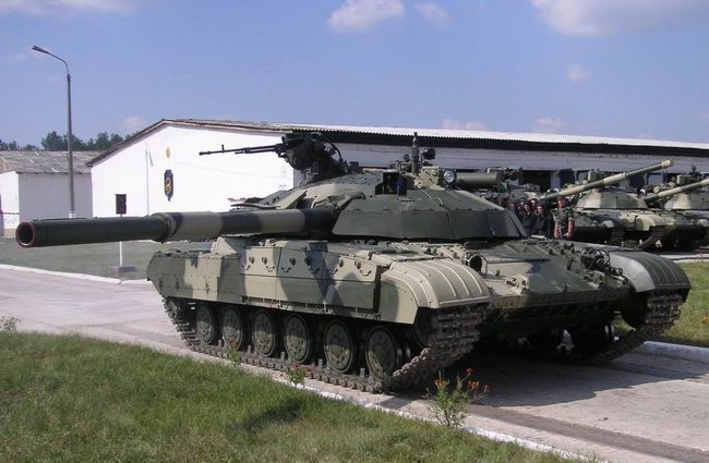 キエフ郊外にて戦車ツアーです！お客様に１〜3キロ操縦、発射もしていただきます。