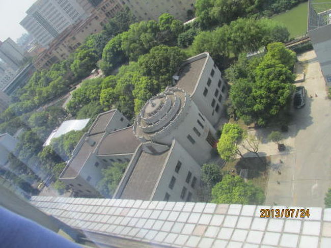 大上海計画は１９２７年から始まり１９３６年に日本軍の占領に寄って中止となりました。当時は租界で多くの国内外の人々が上海に集まっていました。中心部を列強各国に押さえられた民国政府は黄浦江の埠頭に近い五角場北東部に上海市の官庁、公共建物を建設しました。上海市立博物館、上海市立図書館、中華民国上海市政府大厦、旧上海市市立医院（飛機楼）、江湾体育中心、上海音楽学院、が建てられ現在でも用途を変えて活用されています。名残としてこの地域には国と政の字の付く路が縦横に走っています。民国政府による大上海計画の一部として中国航空協会飛機楼は１９３３年元旦に飛行機の航空技術研究、発展の為、上海市長呉鉄城、財政部長孔祥熙等七人任常務理事で発足した。中国航空協会飛機楼（上海長海路174号，現在第二軍医大学長海医院内）１９３５年飛機楼奠基時の石碑が残っています。博物館、図書館と同じ董大酉の設計です。現在は校史館に成っていますが開放されていません。<br /> <br />