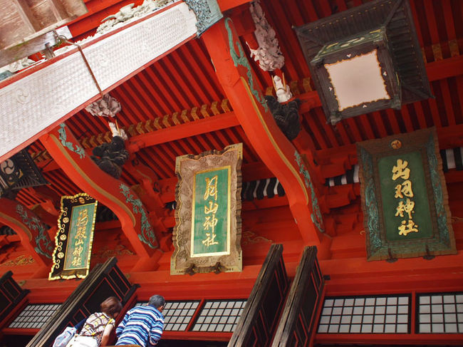 羽黒山三山神社　ー　月山神社・出羽神社・湯殿山神社<br />三山が神仏習合だった時代、三山を斗薮する修行を「三関三渡」と言っていました。羽黒山は観音菩薩（現在）、月山は阿弥陀如来（過去）、葉山や薬師岳は薬師如来（未来）とされ、それらのご加護とお導きに因り、現在・過去・未来の三関を乗り越え、湯殿山の大日如来（三関を超越した世界）の宝窟に安住し、即神成仏（生きたまま悟りを開く）の妙果を得るという。<br />月山、湯殿山は雪深い山頂や渓谷にあるため、参拝や祭祀が困難なため、羽黒山頂に三山の神々を合祀したということです。<br /><br />今回は日程の都合で、慌ただしく廻ったため、内部を見ることも出来ませんでした。次回はここの斎館に１泊して、随心院から歩いてお参りしたいと思っています。2月の雪下ろしも見たいのですが、足の弁はどうなのでしょう。