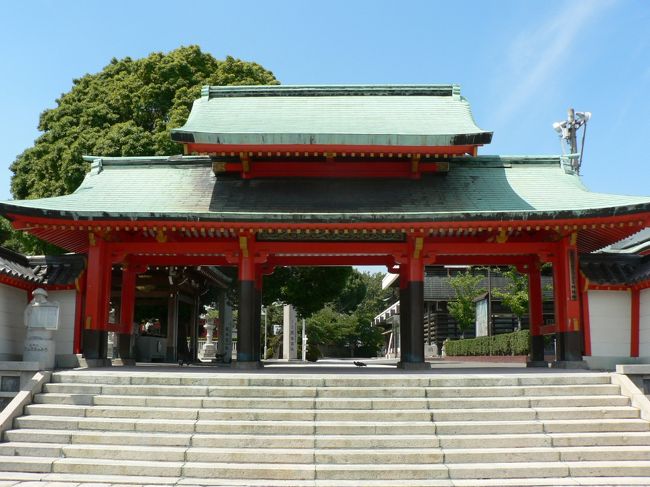 成田山大阪別院明王院（なりたさんおおさかべついんみょうおういん）は、大阪府寝屋川市にある真言宗智山派の寺院で千葉県成田市にある成田山新勝寺の別院。本尊が不動明王であり成田山不動尊という通称で呼ばれており創建は１９３４年。<br />寝屋川市を含む京阪沿線は大阪の鬼門に相当するため、住宅地としては人気がなく他の私鉄沿線のように宅地開発がなかなか進まなかったことで京阪電鉄は成田山新勝寺に大阪別院の建立を依頼し、「この地域に鬼は出ない」ことをアピールするとともに、不評だった「香里遊園地」を枚方に移転させ、跡地に当時としては沿線最高級の住宅街を建設したとのこと。鬼門よけとして信仰されているほか交通安全祈願も行っており人車一体の祈願を行った最初の寺として知られている。<br />境内には笑いの道の発展に力を尽くした関西芸能物故者の冥福と芸道の発展を祈る笑魂塚という石碑がある。<br />お盆には笑魂まつりが催され「笑魂塚」前で「柴灯大護摩供（さいとうおおごまく）」が行われる。<br />関西芸能親和会の人たちが「笑いの道」発展に尽くした関西芸能物故者の冥福を祈り芸道の発展を祈り盆踊り大会が駐車場で開催される。<br />　駐車場には高さ４メートルのやぐらを設置し約６０店舗の露店が出店する。<br />（写真は成田山不動尊山門）<br />