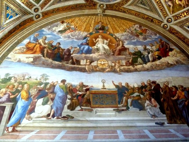 サン・ピエトロ広場の大聖堂に向かって右手に見えた、毎週日曜日に教皇が姿を現し、祈りを捧げる教皇宮殿（ニコラス5世の宮殿）の、教皇が姿を現す窓の反対側（北側）の3階にラファエロの間は在る。<br /><br />ラファエロの間は4部屋からなり、西から”火災の間”、”署名の間”、”ヘリオドロスの間”、”コンスタンティヌスの間”と名がついている。<br /><br />この4部屋に掲げられたフレスコ画が”コンスタンティヌスの間”の一部を除き、全てラファエロが描いた事から4部屋全体が”ラファエロの間”と呼ばれている。<br /><br />今回の旅では現地ガイドさんの案内で、”コンスタンティヌスの間”を除く3部屋を見学。<br /><br />ミケランジェロにシスティーナ礼拝堂の天井画を描かせていたユリウゥス2世は、フィレンチェで聖母マリヤの画家と呼ばれ、ローマに来て間もない、若き（当時25才）ラファエロに目をつけ、教皇宮殿の壁画の一部を描かせた。<br /><br />ラファエロの才能を高く評価したユリウゥス2世は、書斎全体の壁画と天井画をラファエロに命ずる。<br /><br />壁画が初めてのラファエロは、ミケランジェロがシスティーナ礼拝堂を描いている途中でフィレンチェに逃げ戻った隙に、システィーナ礼拝堂を覗き、参考にしたと云う。<br /><br />そう云われればフィレンチェで聖母マリヤのラファエロと云われた、ラファエロの静かで穏やかな画風と、ラファエロの間の大勢の躍動感のある画とは一味違う様に思われる。<br /><br />ラファエロは書斎の間から描き始め、ヘリオドロスの間、火災の間と描き進み、コンスタンティヌスの間の途中で35才の若さで夭折、ラファエロの弟子たちが完成に漕ぎつけたという。<br /><br />ラファエロに壁画を命じたユリウゥス2世もラファエロの間の完成を見ることは出来なかったようだ。<br /><br />署名の間は「神学」、「正義」、「哲学」、「詩」を表現していると云われ、この4つを擬人化した天井画も美しい。<br /><br />天井画の中心はヴァチカンの紋章を掲げる天使たち。