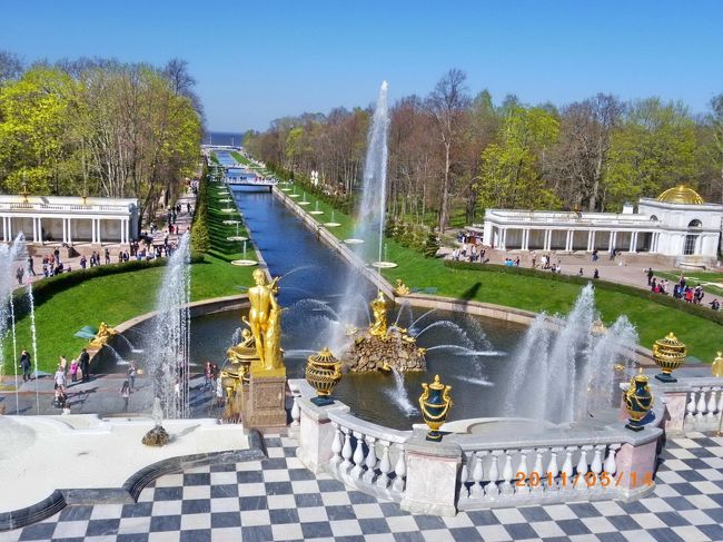 ピョートル大帝と、妻のエカテリーナ（ロシア初の女帝）の時代に発展したサンクトペテルブルクは、美しい自然と共に、多くの観光資源があります。<br />300万点の美術品を収蔵する「エルミタージュ美術館」、大小様々な噴水が旅行者を楽しませてくれる「ピョートル大帝夏の宮殿」、眩いばかりに美しい「エカテリーナ宮殿」、内部が見事な「聖イサーク大聖堂」や「血の上の教会」等々、多くの人を惹きつける魅力に溢れた街です。<br />旅行時期が５月中旬だったので、緑が鮮やかで、夜は11時になってもまだ明るい感じでした。<br /><br />写真は、「ピョートル大帝夏の宮殿」の「大滝」の噴水です。