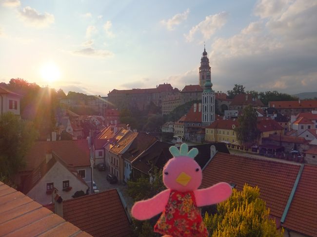 暑さと湿度にめっぽう弱いくせに夏が大好きなhanapiyoです。<br />今年も気付いたら夏が来てました〜！！<br /><br />今年はワカメちゃんの希望でヨーロッパに決定☆☆☆<br /><br />旅慣れたビーチリゾートでのんびり過ごすのもいいけれど、<br />今年はなんだか行ったことのない場所に行って新しいことを<br />体験したい気分だったので。<br /><br />わたしが以前からドイツに行きたがっていたのを<br />覚えてくれていたワカメちゃんがこれまた<br />素敵な激安ツアーを見つけてきてくれたので即決！！<br /><br />中欧ヨーロッパは、想像していた以上に<br />素晴らしい都市でした。<br /><br />芸術の都で今も残る素晴らしい<br />歴史的建造物や美しい景色を見るだけでなく、<br />音楽にも触れる機会にも恵まれて<br />いつもの旅行とはまた違った感性を磨く旅行となりました。<br /><br />プラハからチェスキー・クルムロフへ。<br />1992年ユネスコ世界遺産に登録された中世の雰囲気を<br />そのまま残した街。<br />ヴルタヴァ川（モルダウ川）をイカダ下りしたり、<br />かわいい雑貨屋めぐりしたり、<br />大好きなお買い物も楽しむことができました。<br />まるでおとぎの国にいるようで、<br />チェスキー・クルムロフ、もっと居たかったー！！<br /><br /><br />■□■　旅行スケジュール　■□■<br />ドイツ・チェコ・オーストリア８日間<br /><br />１日目<br />成田→ウィーン（オーストリア）<br />ウィーン（オーストリア）→プラハ（チェコ）<br />−−チェコ宿泊−−<br /><br />２日目<br />AM　プラハ観光<br /><br />PM　プラハ（チェコ）→チェスキー・クルムロフ（チェコ）<br />−−チェスキー・クルムロフ宿泊−−<br /><br />３日目<br />AM　チェスキー・クルムロフ散策<br /><br />PM　チェスキー・クルムロフ（チェコ）→フュッセン（ドイツ）<br />−−フュッセン宿泊−−<br /><br />４日目<br />AM　フュッセン（ドイツ）→ホーエンシュバンガウ（ドイツ）<br /><br />PM　ホーエンシュバンガウ（ドイツ）→ヴィース（ドイツ）<br />　　ヴィース（ドイツ）→ザルツブルグ（オーストリア）<br />−−ザルツブルグ宿泊−−<br /><br />５日目<br />AM　ザルツブルグ散策<br />　　ザルツブルグ（オーストリア）→ハルシュタット（オーストリア）<br /><br />PM　ハルシュタット散策＆湖畔クルーズ<br />　　ハルシュッタット（オーストリア）→ウィーン（ザルツブルグ）<br />−−ウィーン宿泊−−<br /><br />６日目<br />AM　ウィーン観光<br /><br />PM　ウィーン自由行動<br />−−ウィーン宿泊−−<br /><br />７日目<br />AM　ウィーン（オーストリア）→成田<br />−−機中泊−−<br /><br />８日目<br />成田到着<br /><br />※ガイドブックは[るるぶウィーン・プラハ・ブタペスト（初版 2013年2月15日）］を持参！<br />　説明には旅行会社ＨＰやブログを参考にさせていただきました。<br /><br />