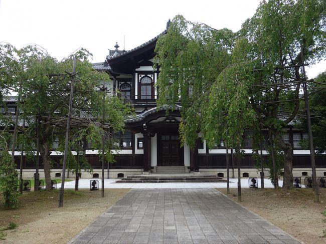 旧奈良県物産陳列所。関野貞設計。明治35年竣工。木造瓦葺。切妻造。なかなか立派な明治期の文化遺産です。奈良公園のまんなかにこんなすばらしい遺産があるとは知りませんでした。