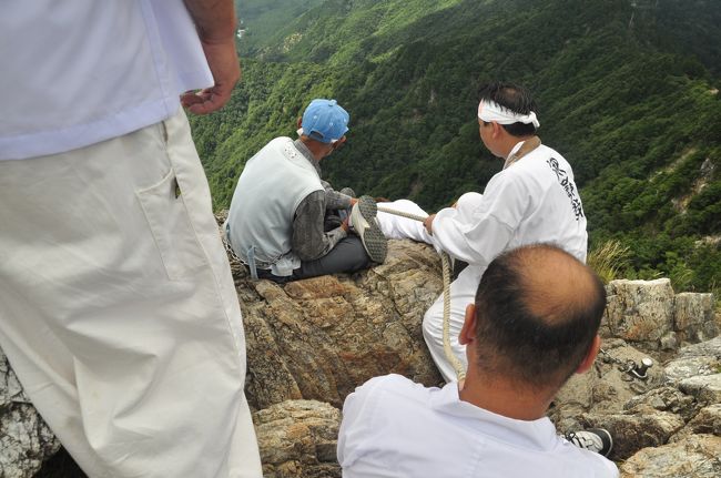 2012年8月、奈良県大峰山に登った時の旅行記です。海外の遺跡だけじゃなく日本も見なきゃと思い立ち、数年前から日本の世界文化遺産の写真を撮って廻っています。当サイトには全然アップしてませんが。で実際は熊野古道で止まって中々進んでませんが。<br />その熊野古道の世界遺産として大きく5つのルートが登録されています<br />（紀伊路は登録されていない）<br />そのうちの一つ、奥駈道上に、修験道の寺大峰山寺があり、今回は麓の洞川温泉から大峰山寺までの単純往復（ピストン）で行きました。奥駈道はいずれ挑戦したいと思います。<br />奥駈道は厳密には参詣目的の熊野古道ではなく、役小角が開拓した修験道の道で、その道を通る事が修行となっている道です。<br />道としては、吉野から熊野本宮まで続いており全線走破するには約1週間はかかるようです。<br />あと大峰山は日本に残る数少ない女人禁制の山で、女人結界門から上には女性の方は登れません。賛否ある様ですが・・<br />スケジュールを立てるに当たり、名古屋発で下市口駅からの始発バスに乗るため、どこか前日に一泊しなくてはいけません。大阪でもよかったのですが、下市口の近く、橿原神宮近くの温泉付きホテル泊、又、登山後日帰りがギリギリそうで、折角洞川温泉まで来て温泉に入れないのはつまらないと思い、洞川温泉で一泊してから帰りました。あとから思えばもっと短縮出来たかも