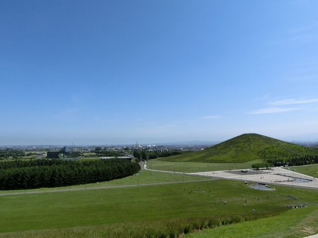 ４トラの皆様の旅行記でたびたび拝見している北海道。<br />行きたい気持ちが募るばかりでした。<br /><br />北海道コミュ～「なんまらいんでない会」 のオフ会が開催されるとあっては、行かない手は無い！<br />ちょうど5月末までに支払う旅行代金に使える旅工房さんのクーポンがあったので、ツアーを利用することにしました。<br /><br />小樽でのオフ会の後は、JOECOOLさんご夫妻とジルルカさんと電車で札幌に移動し、すすきのと時計台を楽しみました。<br />翌日は、一人でモエレ沼公園で「でっかい北海道」を堪能しました。<br /><br />モエレ沼公園の写真が（厳選しましたが、それでも）かなり多いので、覚悟してお付き合いくださいませ。<br /><br />-------------------------------------------------------<br /><br />小樽オフ会旅行記<br />http://4travel.jp/traveler/oliva/album/10796707/<br />